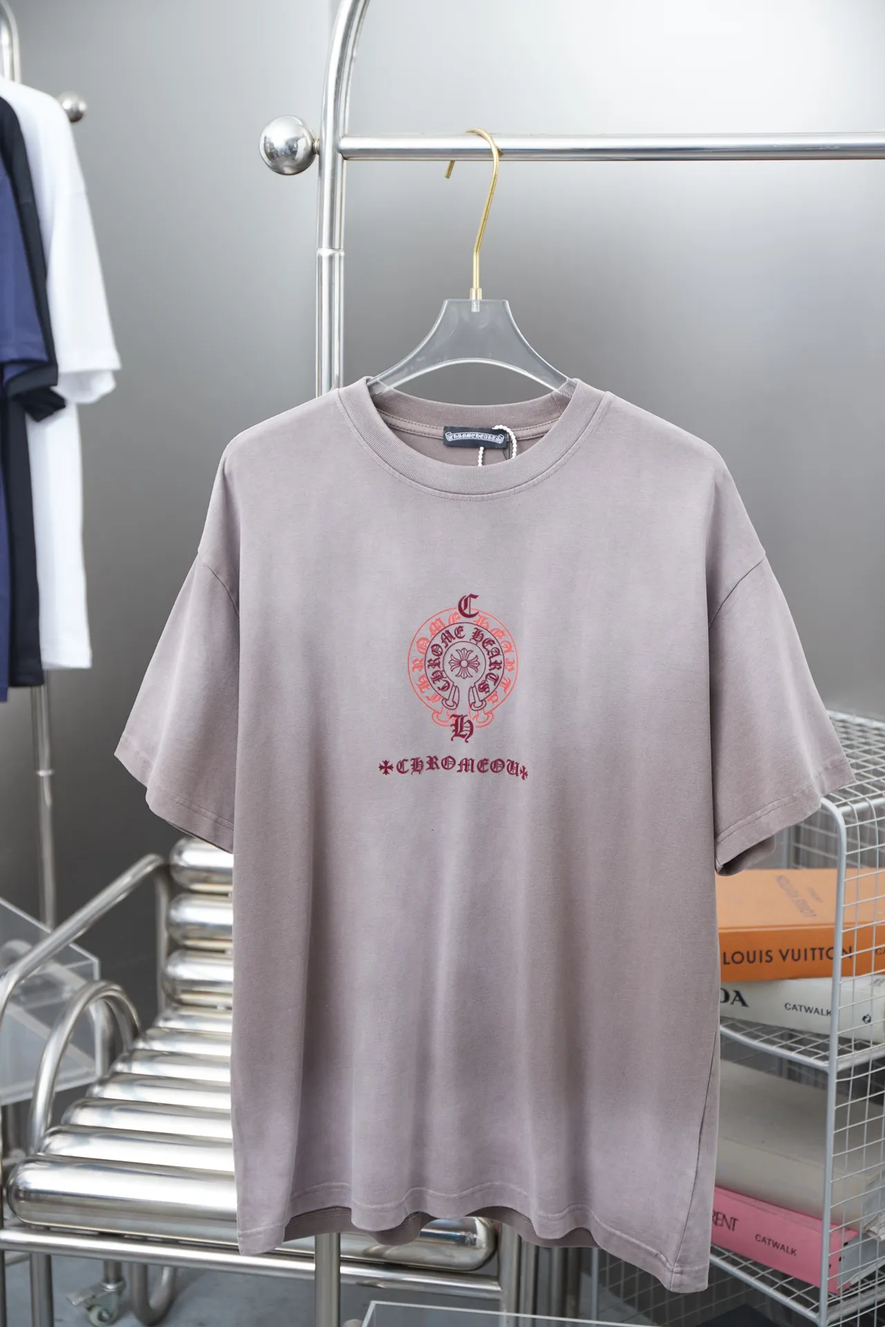 🅿️220 Chrome Hearte 25SS early spring new style Chrome Hearte flocked contrasting letter logo printed short sleeves Light luxury essential item for daily commuting for men and women Correct version Welcome to compare Detailed features · 280g 100% pure cotton double yarn jersey fabric · Custom dyed in the same cylinder, special thickened 32 count double-ply 1X1 thread · Hand-painted printing ➕ flocked letter printing process. Ready-to-wear dyeing Then do the faded fried snowflake process, then wash it to make it look old. Common washing improves the effect · Double-needle stitching across seams · Original main mark, washed tag, branded moisture-proof paper packaging Color: black/blue/khaki/green Size: S/M/L/XL
